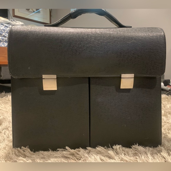 Louis Vuitton -Gorgeous! 2 front pockets, 1 large back, roomy interior. - Picture 3 of 8